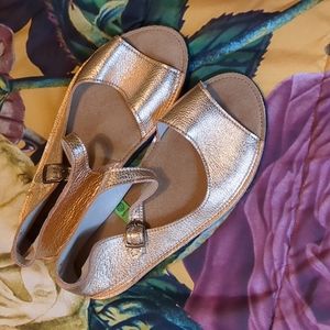 NWOT Rose gold Solstice Sandals